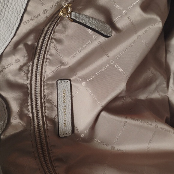 Michael Kors Raven Large Leather Shoulder Bag Creme NWOT - Picture 8 of 13